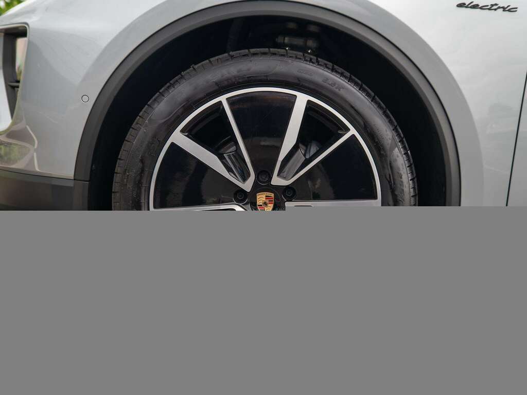 Porsche Macan Electric 2025 Silver