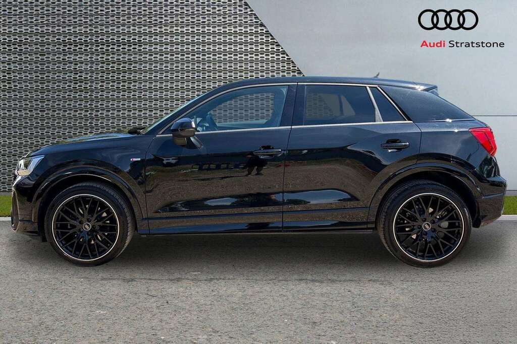 Audi Q2 35 Tfsi Black Edition S Tronic Tech 2024 LM24ZFE Black #3