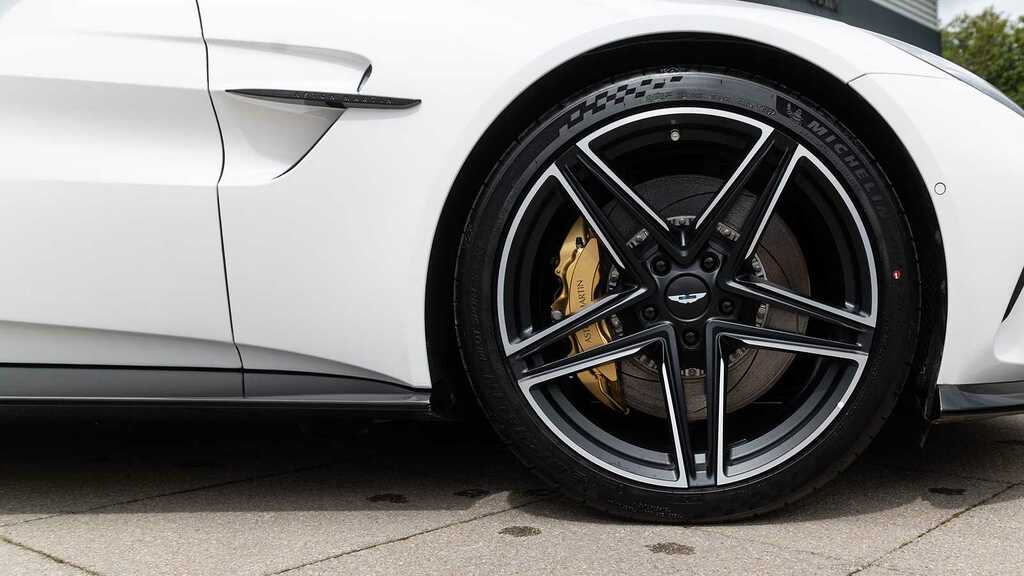 Aston Martin Vantage V8 2026 White #2