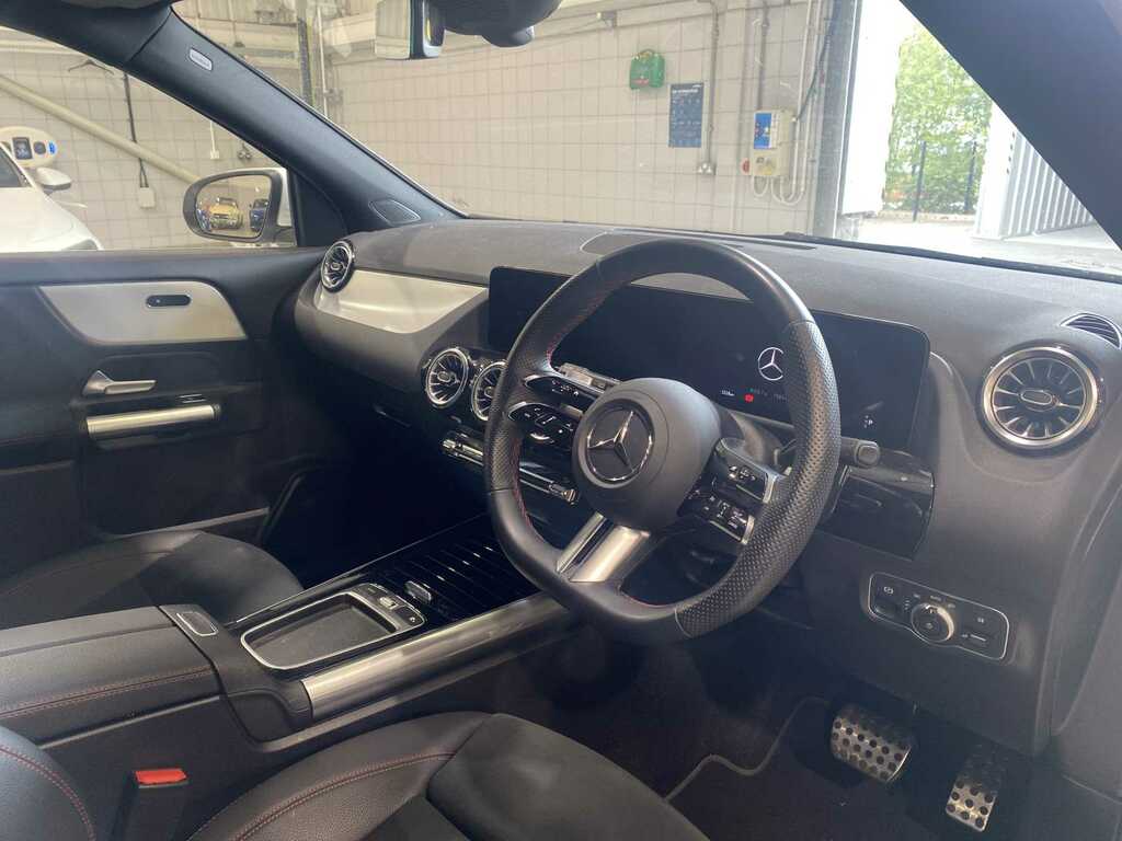 Mercedes-Benz GLA Class 220D 4Matic Amg Line Executive 2026 KW75ZHJ White #3
