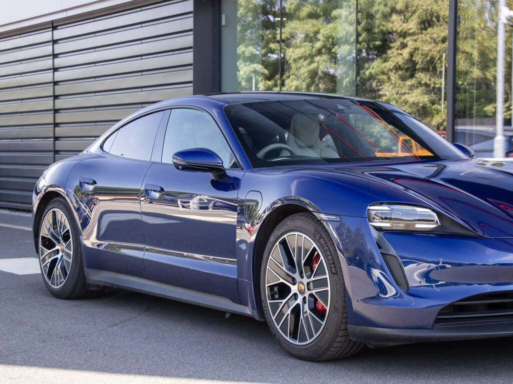 Porsche Taycan 560Kw Turbo S 93Kwh 5 Seat Red #18