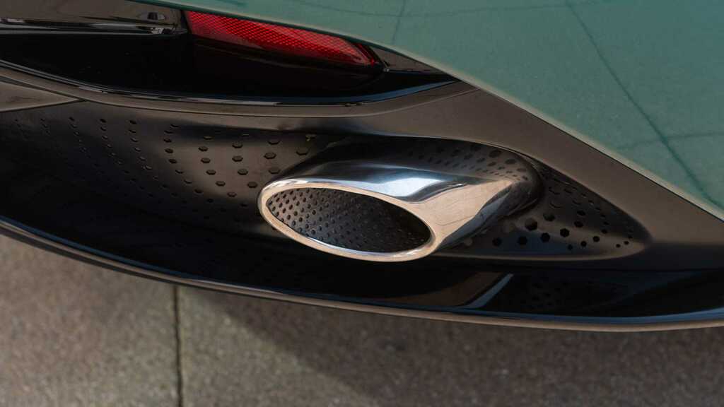 Aston Martin DB12 V8 Coupe White #19