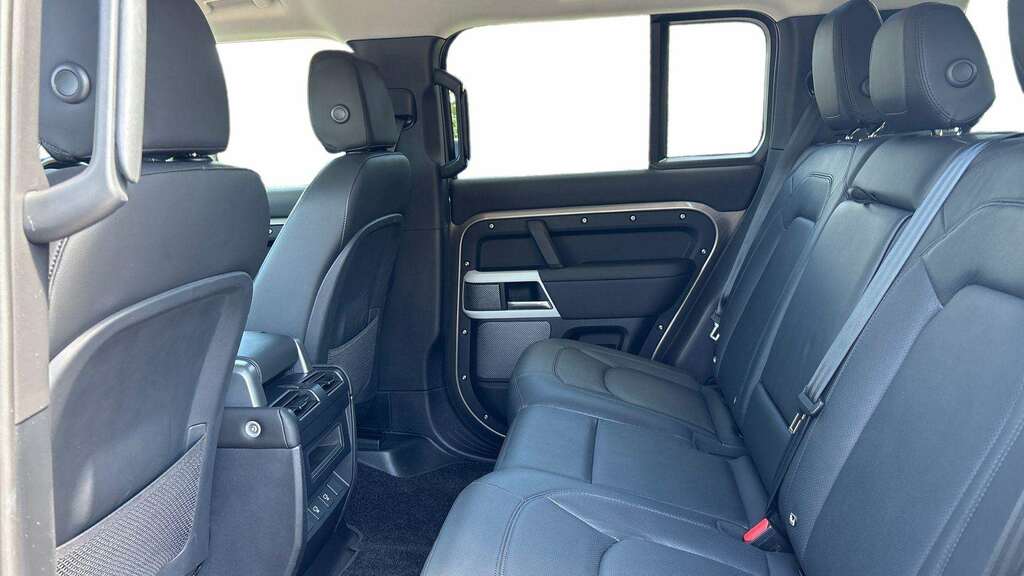 Land Rover Defender 110 3.0 D250 Xs Edition 110 2024 Silver #4