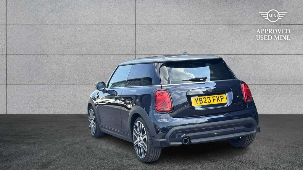 Mini Hatch 1.5 C Exclusive Level 2 2023 Black