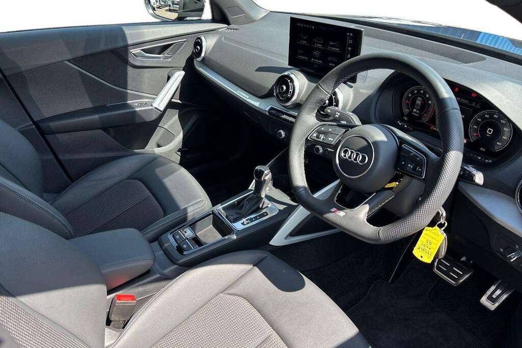 Audi Q2 35 Tfsi Black Edition S Tronic 2025 Grey #4