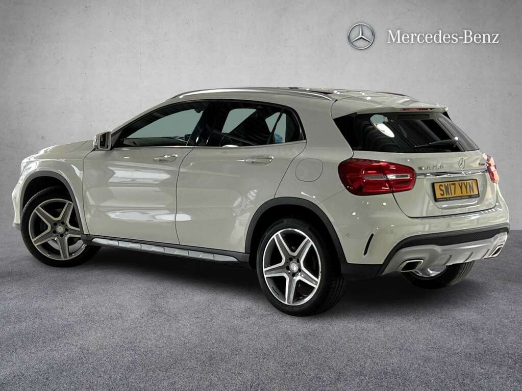 Mercedes-Benz GLA Class 250 4Matic Amg Line Premium Plus 2017 SW17YYN White #2
