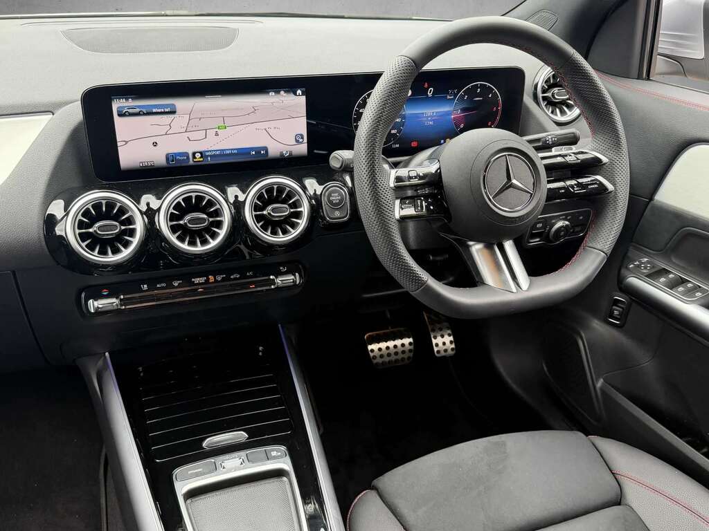 Mercedes-Benz GLA Class 200D Amg Line Executive 2026 Silver #4