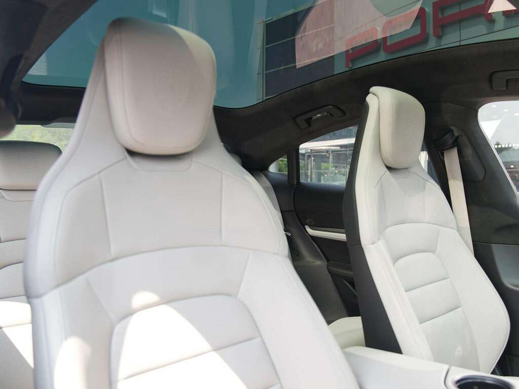 Porsche Taycan Saloon Blue #10