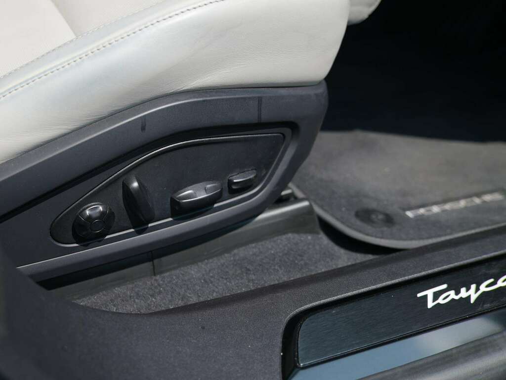 Porsche Taycan Saloon Blue #14