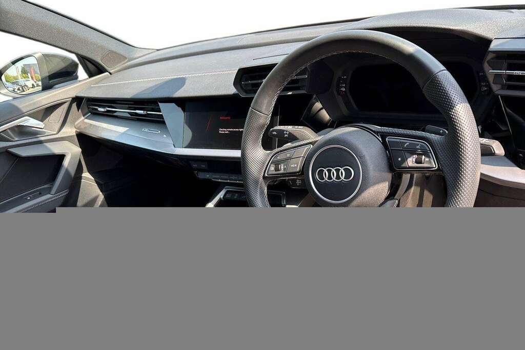 Audi A3 40 Tfsi E S Line S Tronic 2024 Black #4