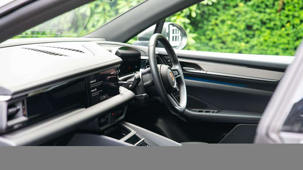 Porsche Macan 4 2025 PE75VWA Green #4