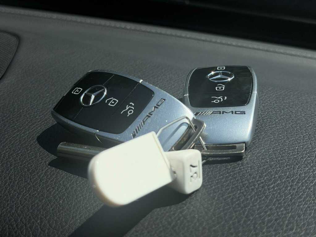 Mercedes-Benz C Class Saloon White #32