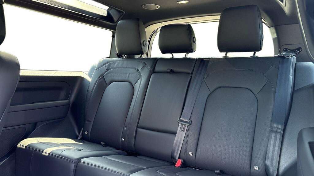 Land Rover Defender 90 3.0 D250 X-dynamic Hse 90 2026 Black #4