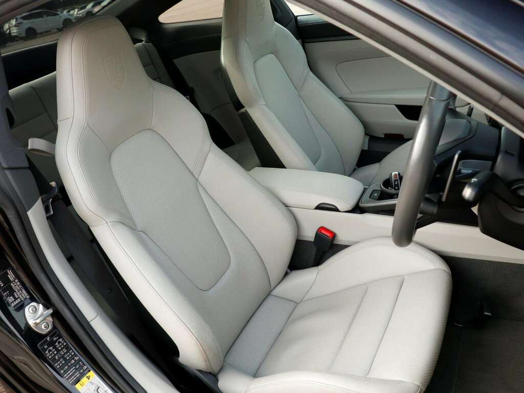 Porsche 911 911 Carrera 4 Gts Silver #18