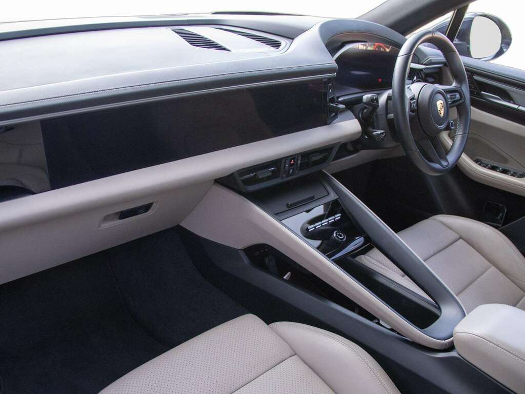 Porsche Macan 300Kw 4 100Kwh 2024 Black #3