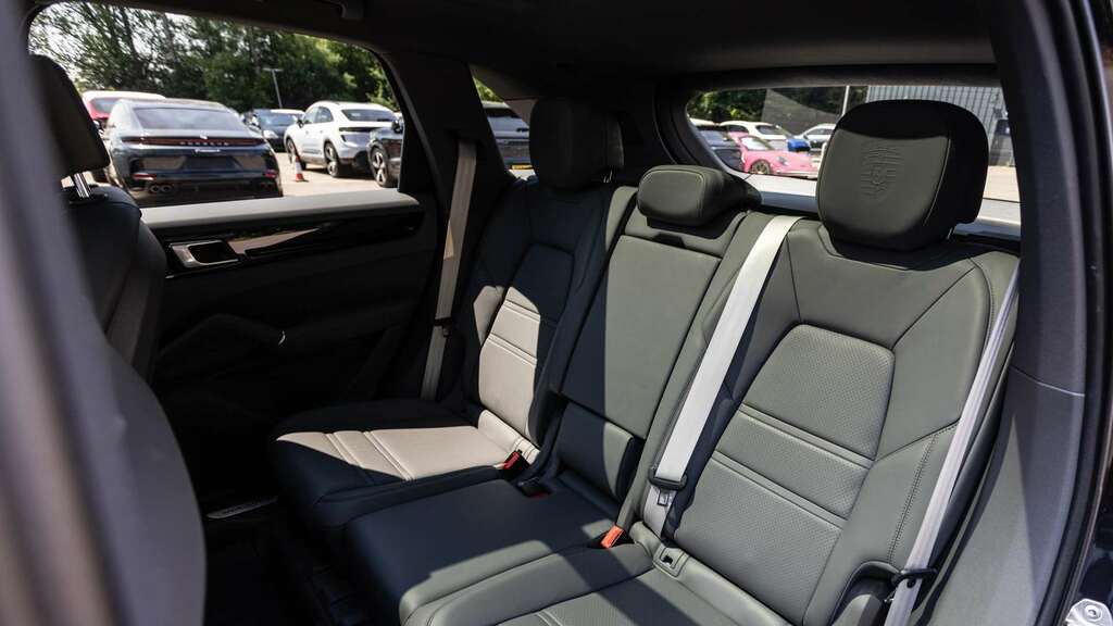 Porsche Cayenne Platinum Edition Tiptronic S 5 Seat Estate Purple #16
