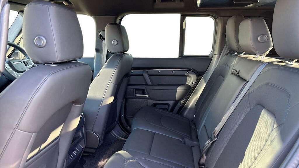 Land Rover Defender 110 3.0 D250 X-dynamic Se 110 2026 Black #4