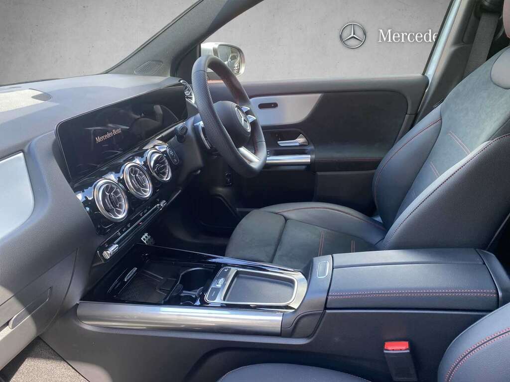 Mercedes-Benz GLA Class 200D Amg Line Executive 2026 Silver #6