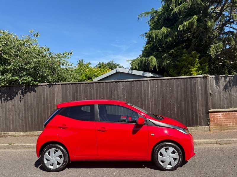 Toyota Aygo Vvt-i X-play Red #2