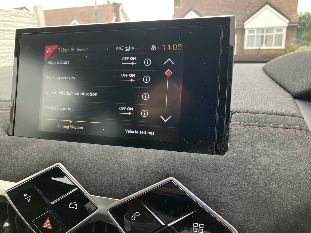 DS DS 3 Crossback 1.2L Prestige White #17