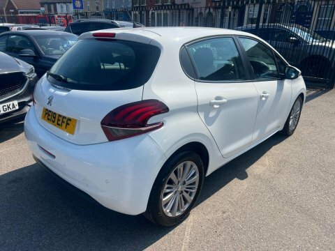 Peugeot 208 1.2 Puretech Signature PE19EFF White #5