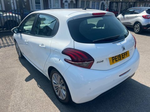 Peugeot 208 1.2 Puretech Signature PE19EFF White #3