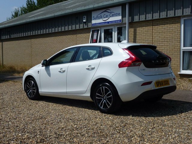 Volvo V40 2.0 T2 Gpf Momentum SF68SXX White #5