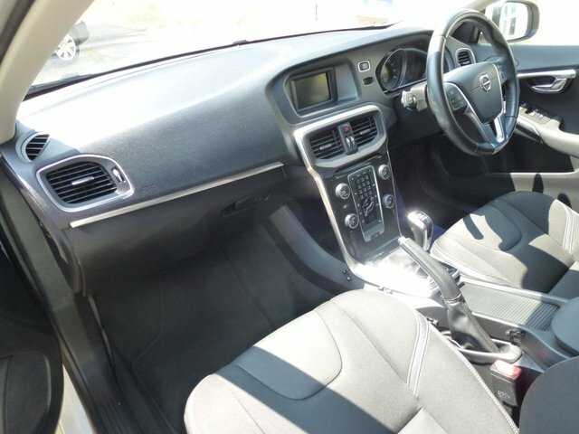 Volvo V40 2.0 T2 Gpf Momentum SF68SXX White #3