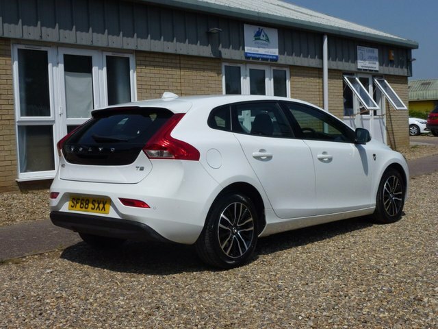 Volvo V40 2.0 T2 Gpf Momentum SF68SXX White #6
