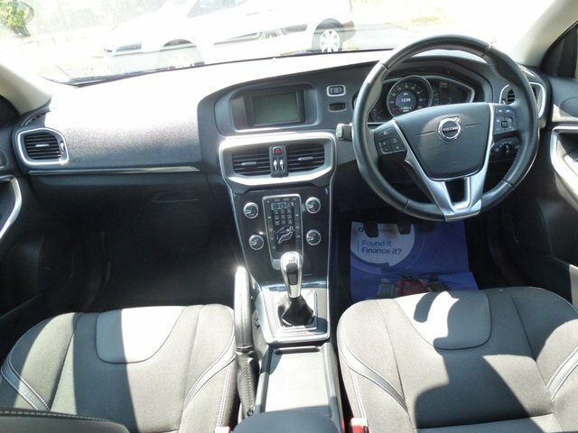 Volvo V40 2.0 T2 Gpf Momentum SF68SXX White #4