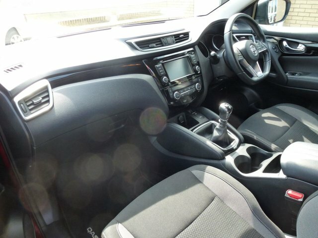 Nissan Qashqai 1.3 Dig-t Acenta Premium VN19AHF Red #3