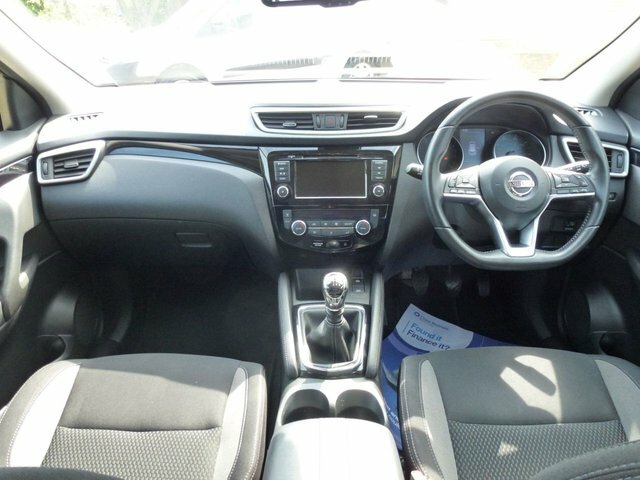 Nissan Qashqai 1.3 Dig-t Acenta Premium VN19AHF Red #4