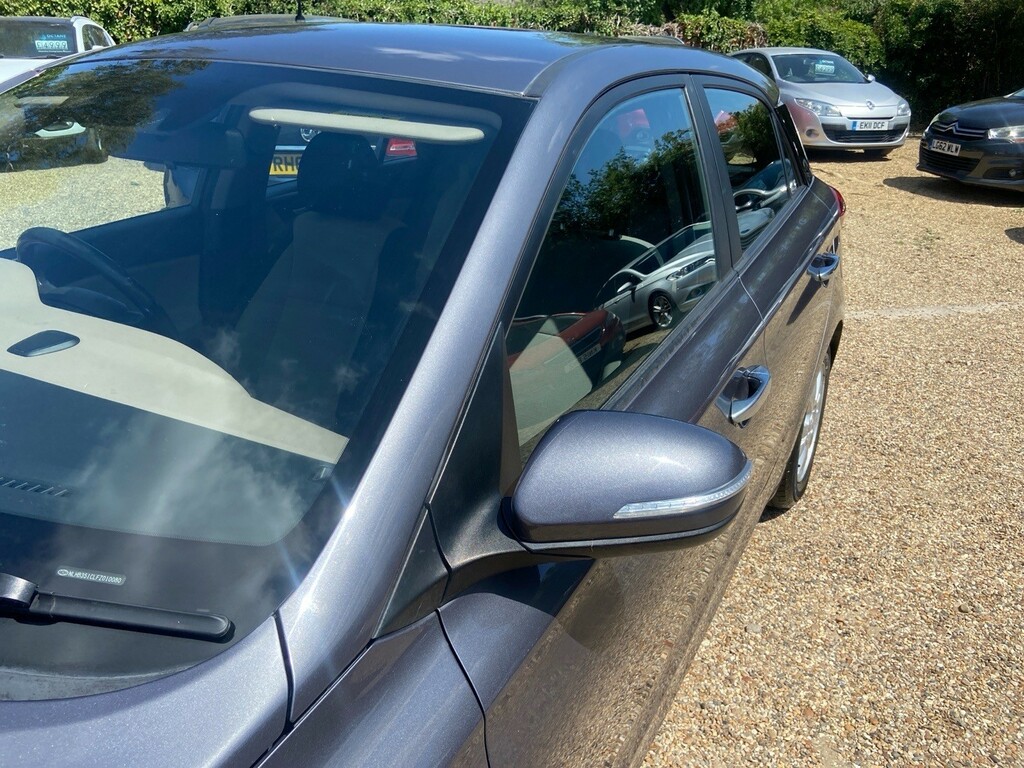 Hyundai I20 1.2 Blue Drive Se Hatchback Euro Red #30