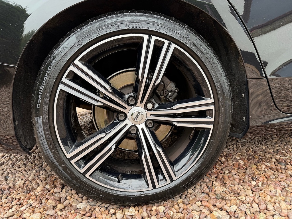 Volvo V60 D4 Inscription Pro U735 Ulez FJ19UFE Black #4