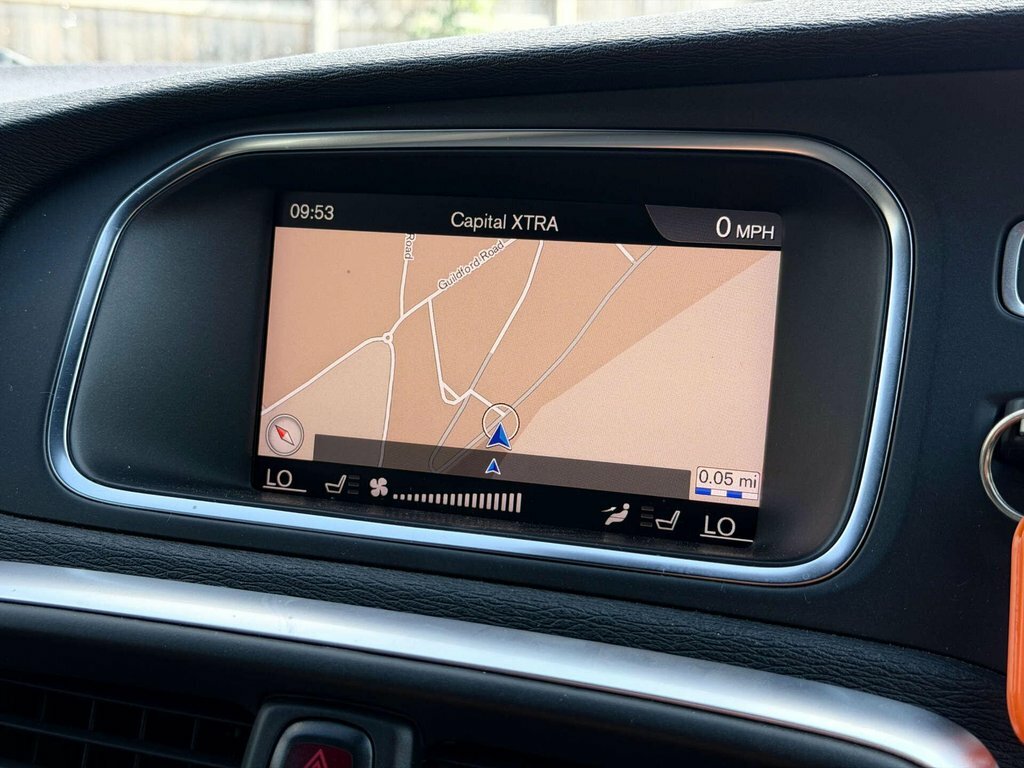 Volvo V40 T2 Momentum - Rear Park Assist, City Safety Black #51