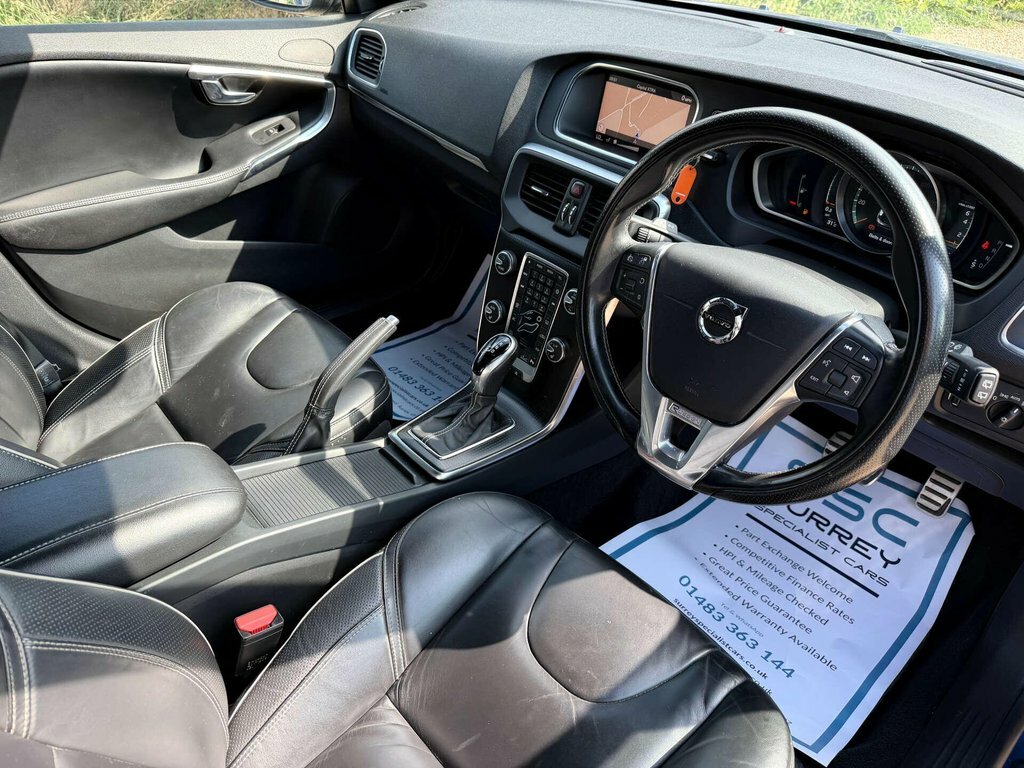 Volvo V40 T2 Momentum - Rear Park Assist, City Safety Black #28