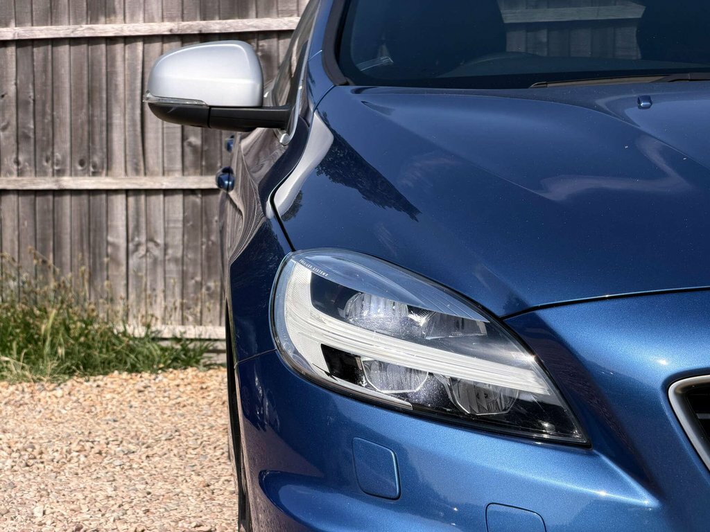 Volvo V40 T2 Momentum - Rear Park Assist, City Safety Black #18