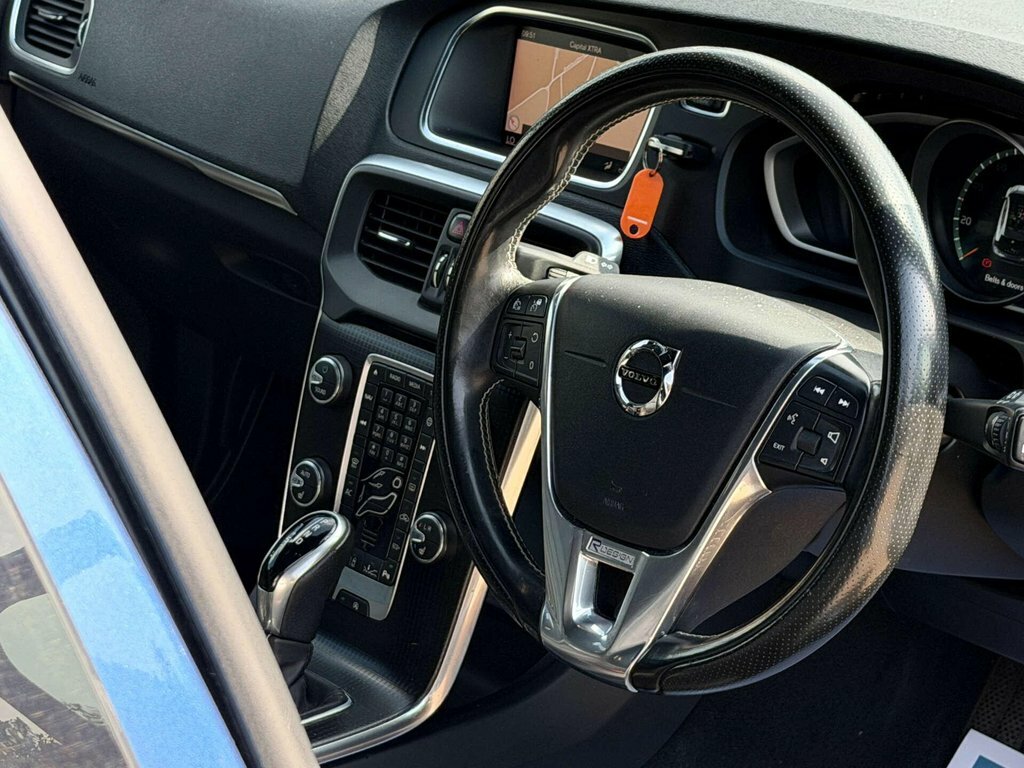 Volvo V40 T2 Momentum - Rear Park Assist, City Safety Black #37