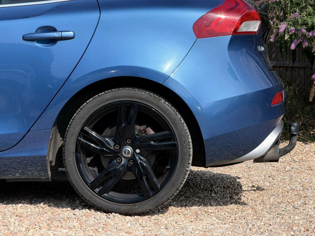 Volvo V40 T2 Momentum - Rear Park Assist, City Safety Black #21
