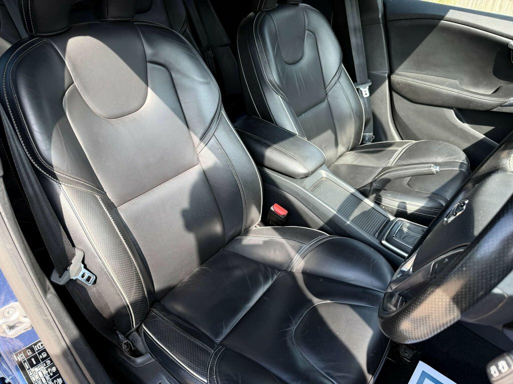 Volvo V40 T2 Momentum - Rear Park Assist, City Safety Black #29