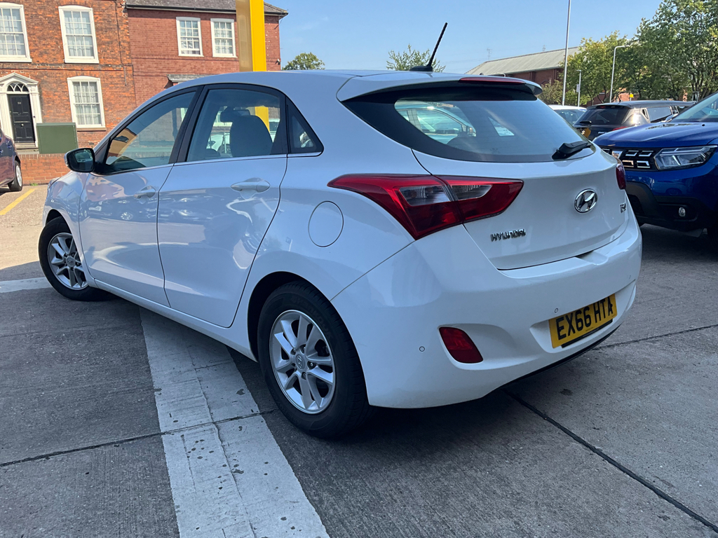 Hyundai I30 1.6 Crdi Blue Drive Se Nav Hatchback Ma  #2