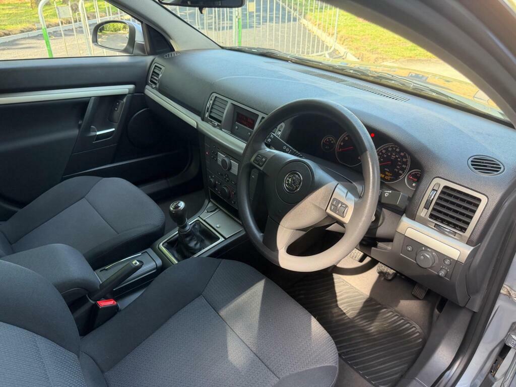 Vauxhall Vectra 1.8 Vvt Exclusiv Hatchback 173 Red #18