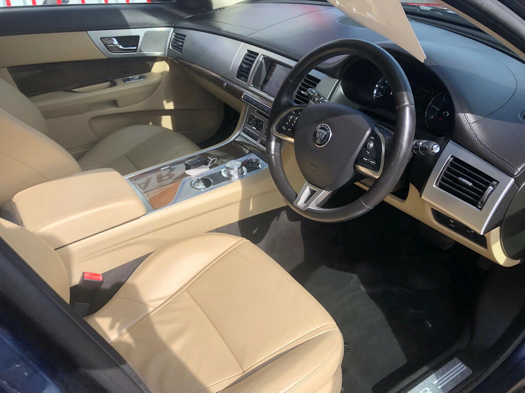 Jaguar XF 2.0D 180 Prestige Red #8