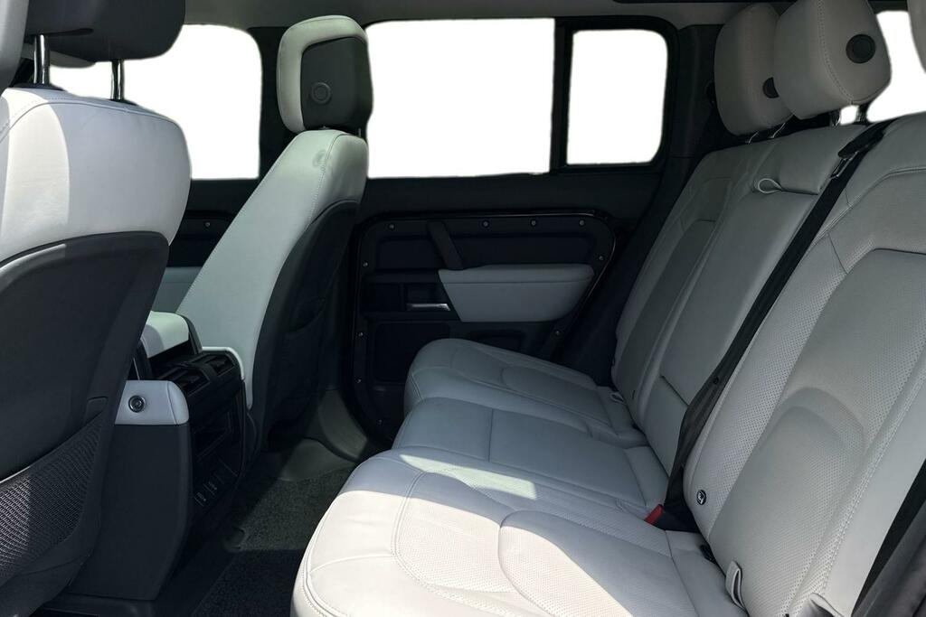 Land Rover Defender 110 3.0 D250 110 X-dynamic Hse Black #4