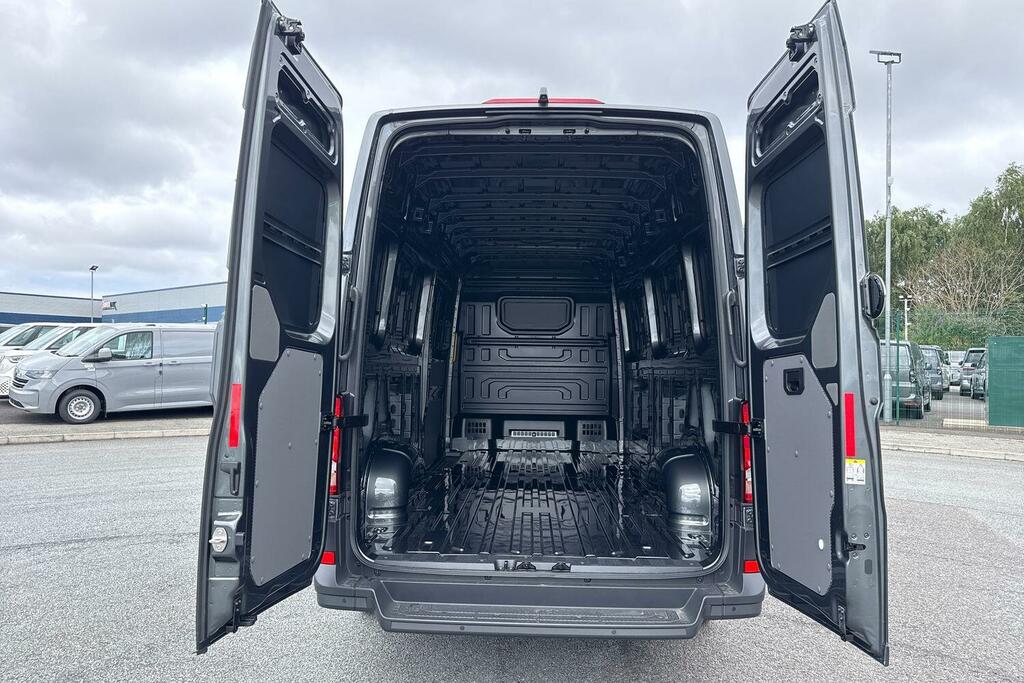 Volkswagen Crafter Cr35 Mwb Fwd 2.0 Tdi 140Ps Commerce Plus High Roof #9