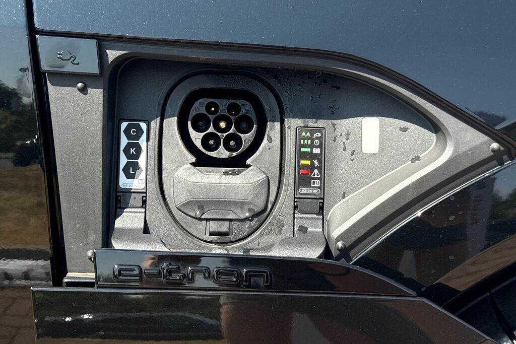 Audi Q8 e tron 250Kw 50 Quattro 95Kwh Black Edition Esta Grey #36