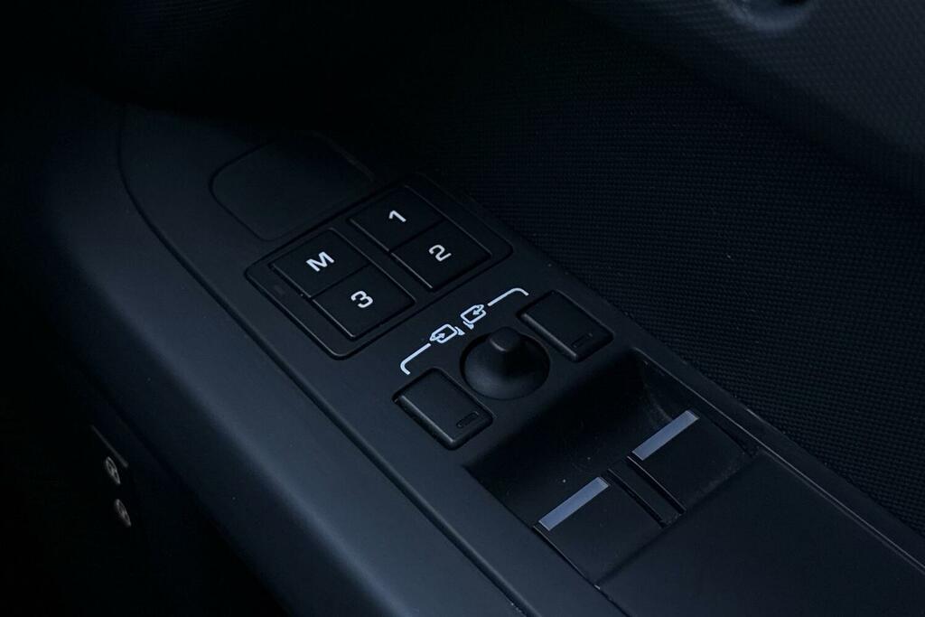 Land Rover Defender 90 2.0 P300 Se 90 6 Seat Estate YK73VLV Black #25