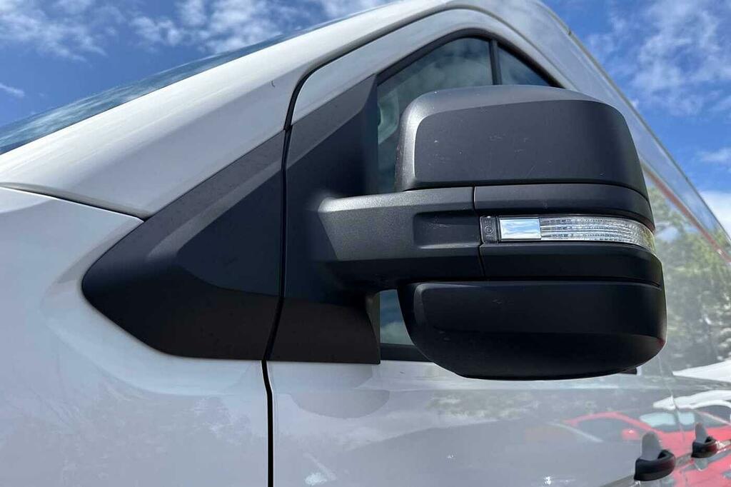 Volkswagen Crafter Cr35 Mwb Fwd 2.0 Tdi 140Ps Commerce Plus High Roof White #25