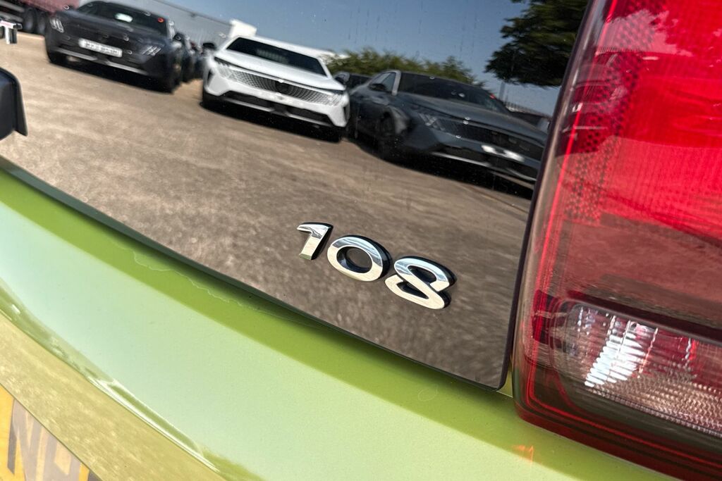 Peugeot 108 Peugeot 108 1.0 Allure Hatchback Black #32