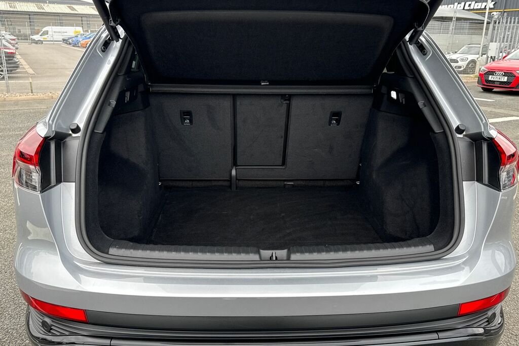 Audi Q4 E Tron Q4 Black Edition 55 E-tron Quattro 250,00 Kw KP25BAA Silver #6